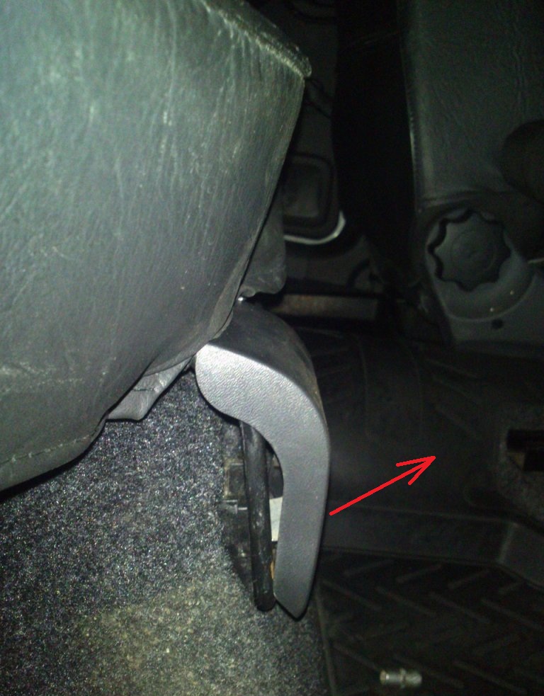 Направление снятия заглушки петли подушки заднего сиденья Лада Гранта (ВАЗ 2190)