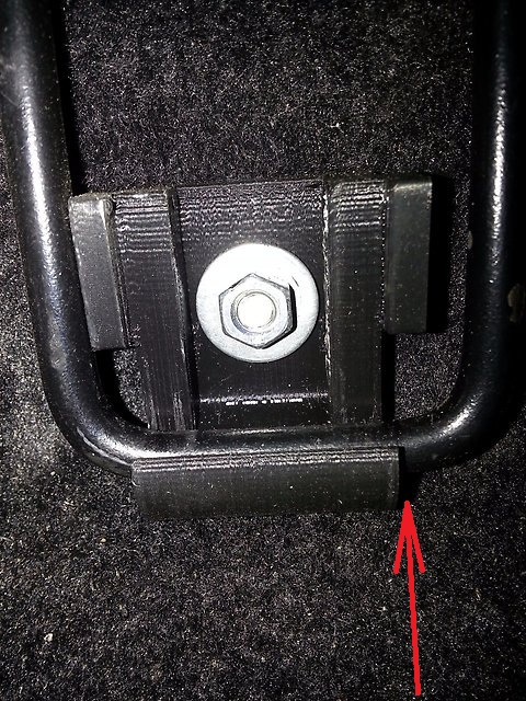 Направление выведения петель подушки заднего сиденья из держателей кузова Лада Гранта (ВАЗ 2190)