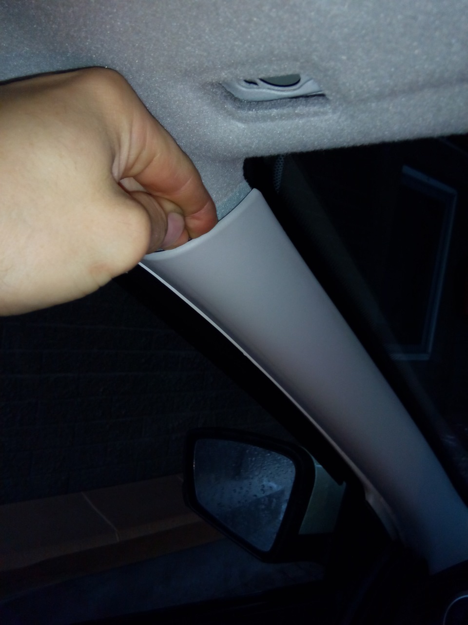 Снятие накладки с передней стойки кузова Лада Гранта (ВАЗ 2190)