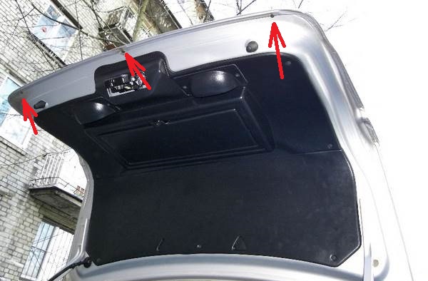 Размещение дренажных отверстий в крышке багажника Лада Гранта (ВАЗ 2190)