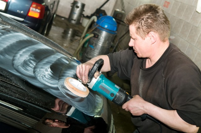 Полировка машинкой дефектов лакокрасочного покрытия кузова Лада Гранта (ВАЗ 2190)