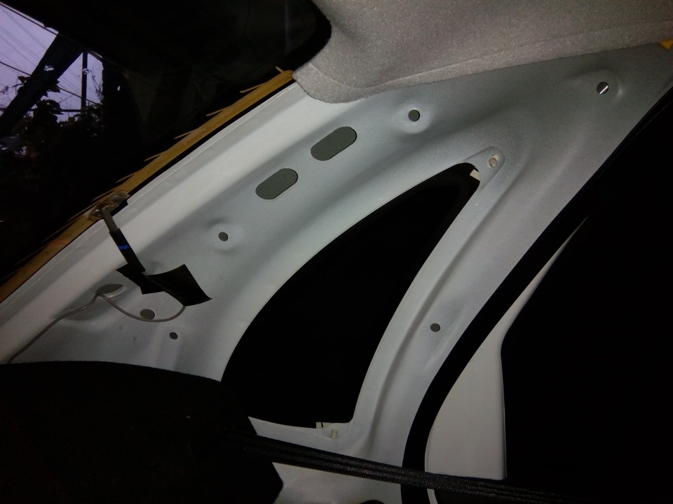 Задняя стойка кузова со снятой облицовкой из Лада Гранта (ВАЗ 2190)