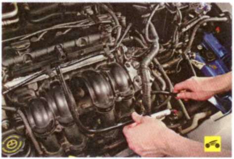 Снятие трубопровода вентиляции картера автомобиля Ford Focus 2
