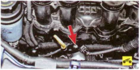 Откручиваем винт крепления кронштейна указателя уровня масла в автомобиле Ford Focus 2