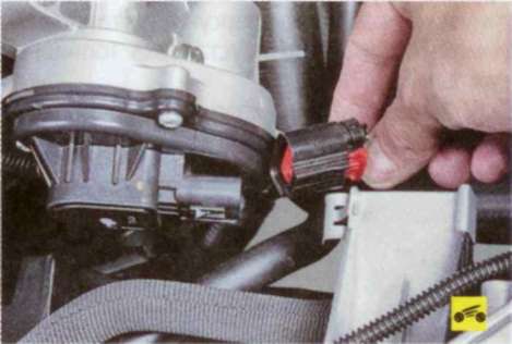 Отсоединение колодки жгута проводов от крышки дроссельного узла автомобиля Ford Focus 2