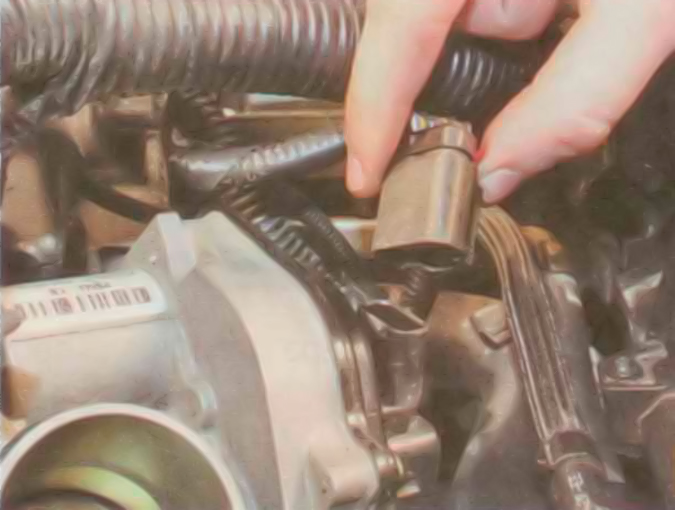 Отсоединение колодки жгута проводов от крышки дроссельного узла Ford Focus 2