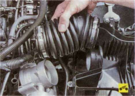 Снятие воздухоподводящего рукава топливной системы автомобиля Ford Focus 2