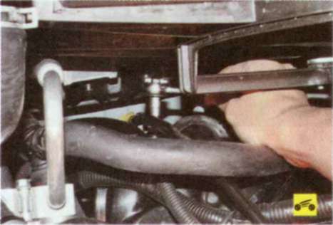 Отворачиваем винт крепления кронштейна указателя уровня масла у Ford Focus 2