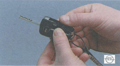 Отстегивание крышки пульта ключей для автомобиля Opel Astra H 