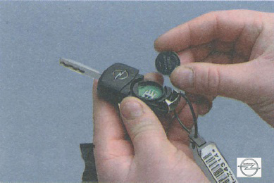 Извлечение батарейки из пульта ключей автомобиля Opel Astra H 