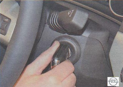 Включенное зажигание и разблокированный руль на автомобиле Opel Astra