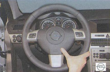 Включатель звукового сигнала на автомобиле Opel Astra