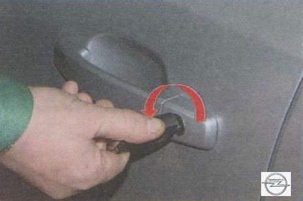 Установка ключа в личинку замка на автомобиле Opel Astra