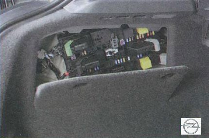 Монтажный блок предохранителей и реле на автомобиле Opel Astra