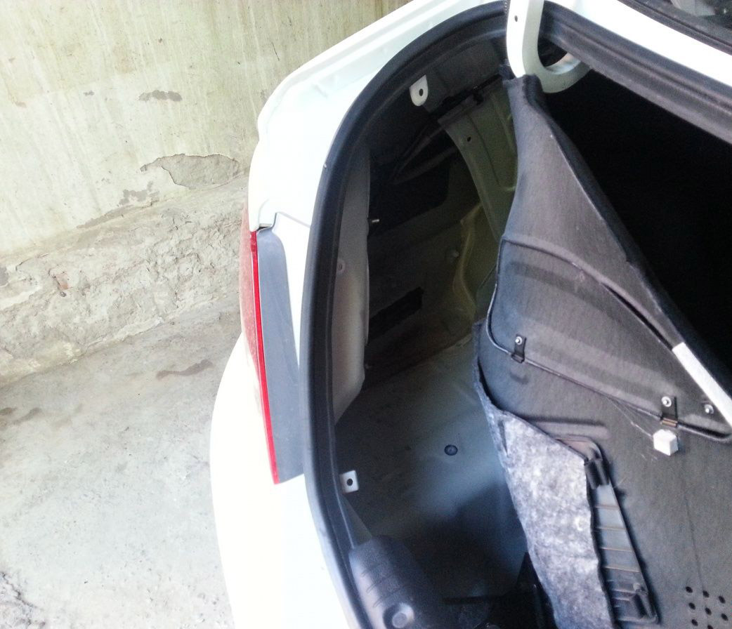 Снять облицовки багажника на автомобиле Hyundai Solaris 2010-2016