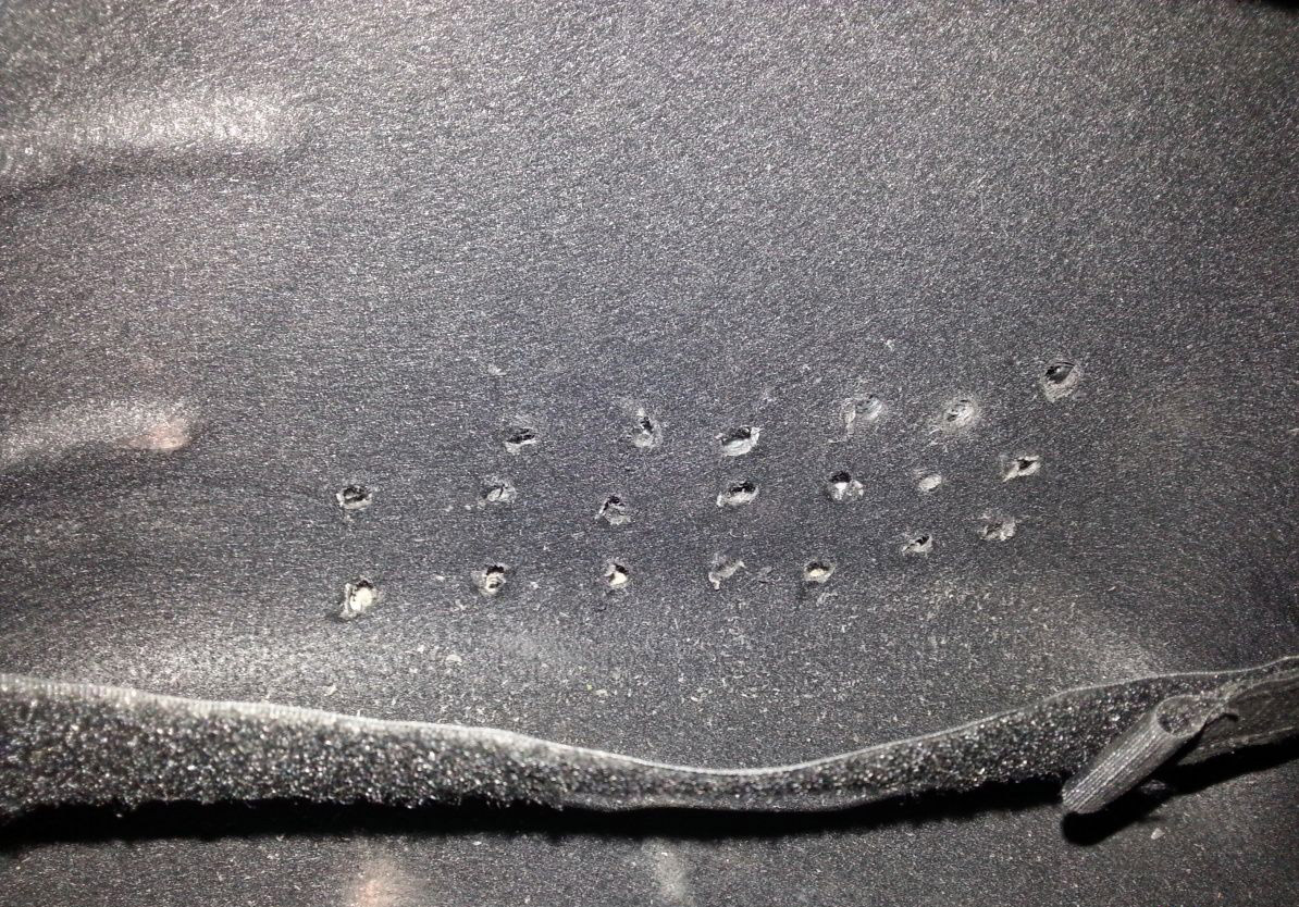 Просверлить отверстия в обшивке багажника на автомобиле Hyundai Solaris 2010-2016