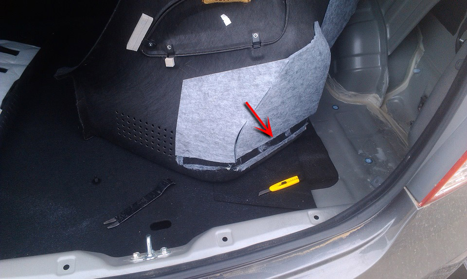 Отрезать войлок с обшивки багажника для вентиляции автомобиля Hyundai Solaris 2010-2016