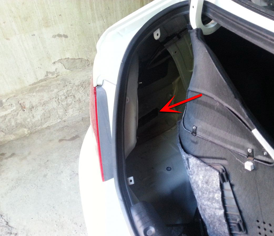 Расположение отверстия вентиляции в багажнике на автомобиле Hyundai Solaris 2010-2016