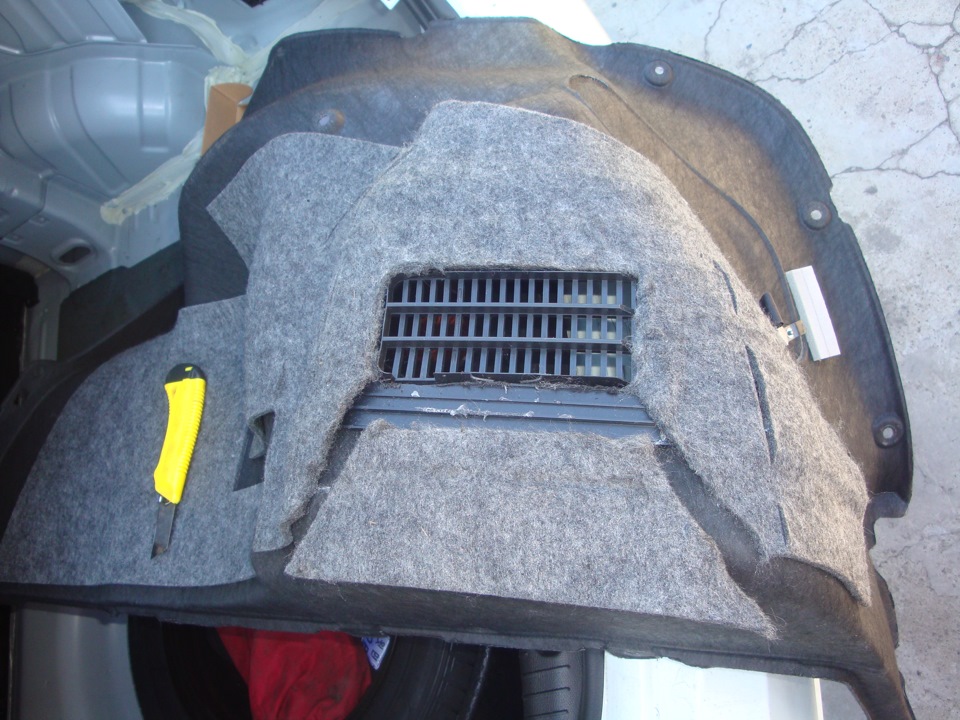 Вырезать войлок для дополнительной вентиляции багажника на автомобиле Hyundai Solaris 2010-2016