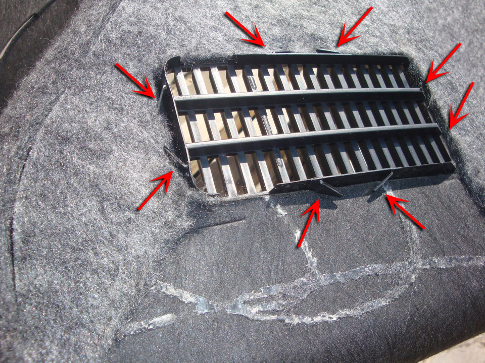 Зафиксировать решетку в обшивки багажника для вентиляции на автомобиле Hyundai Solaris 2010-2016
