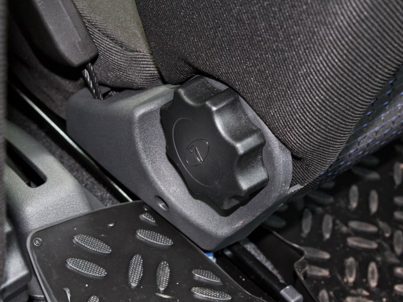 Размещение рукоятки регулировки наклона спинки переднего сиденья Лада Гранта (ВАЗ 2190)