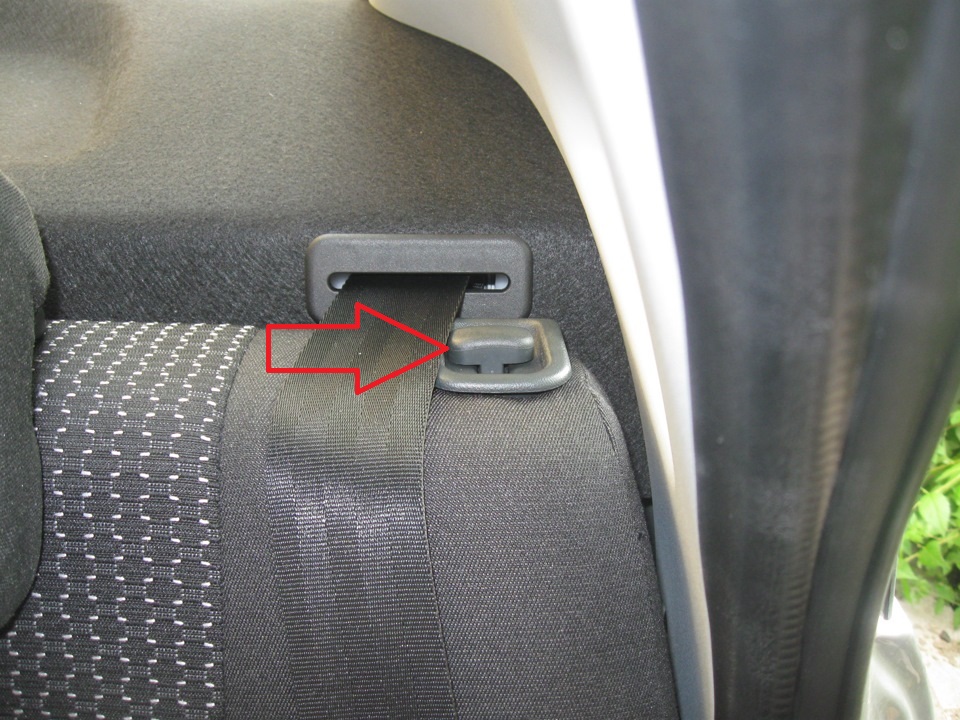 Размещение рукоятки привода замка спинки заднего сиденья Лада Гранта (ВАЗ 2190)
