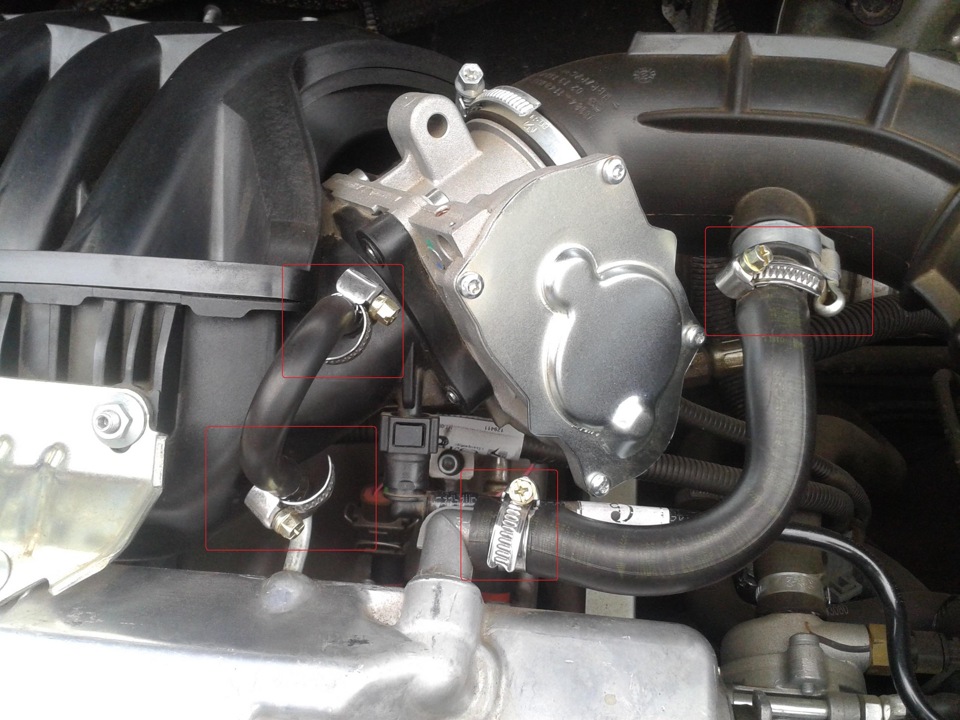 Размещение хомутов крепления шлангов большой и малой ветвей системы вентиляции картера 8-клапанного двигателя Лада Гранта (ВАЗ 2190)