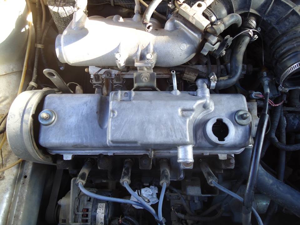 Установка крышки головки блока цилиндров 8-клапанного двигателя Лада Гранта (ВАЗ 2190)