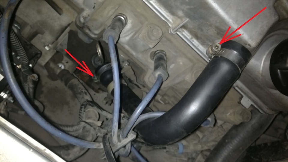 Размещение хомутов крепления подводящего шланга системы вентиляции картера двигателя Лада Гранта (ВАЗ 2190)