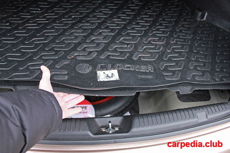Вытянуть нишу запасного колеса из багажника на автомобиле Hyundai Solaris 2010-2016