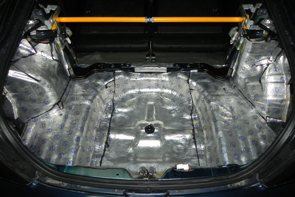 Проклеить пол багажника вибропластом на автомобиле Hyundai Solaris 2010-2016
