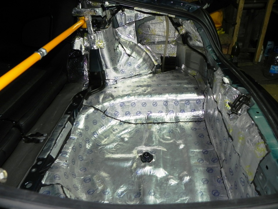 Проклеить арки багажника вибропластом на автомобиле Hyundai Solaris 2010-2016