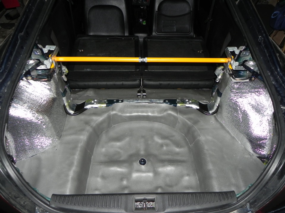 Проклеить пол багажника шумоизоляцией на автомобиле Hyundai Solaris 2010-2016