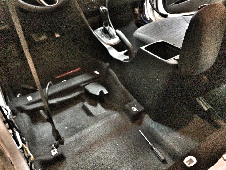 Снять передние сиденья для шумоизоляции пола на автомобиле Hyundai Solaris 2010-2016