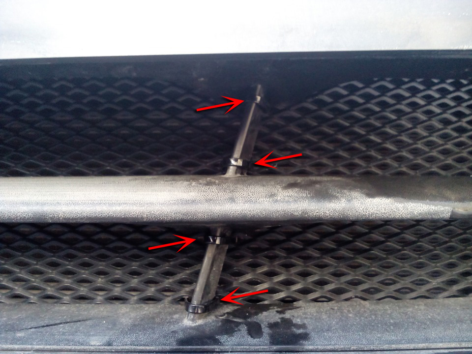 Закрепить сетку в решетку радиатора на автомобиле Hyundai Solaris 2010-2016