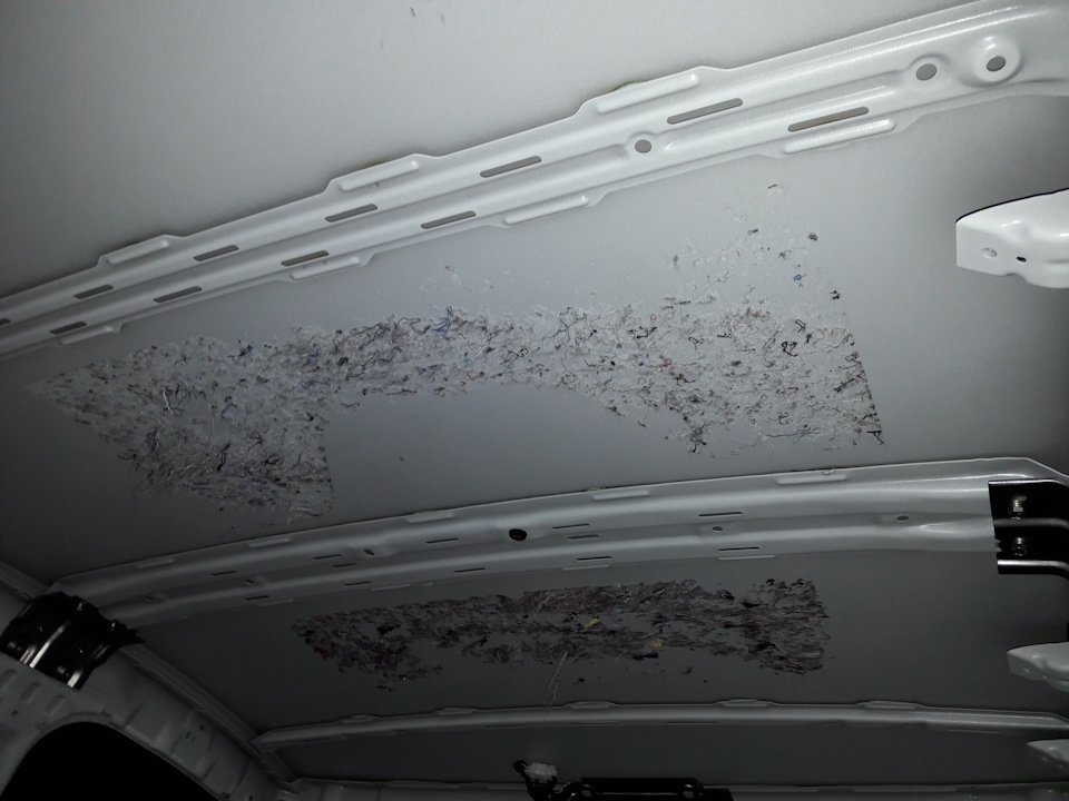 Очистить остатки штатной шумоизоляции потолка на автомобиле Hyundai Solaris 2010-2016