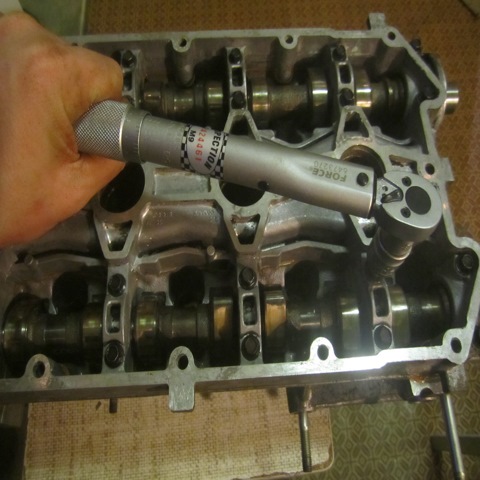 Откручивание болтов крепления корпуса подшипников распредвалов двигателя ВАЗ-21126 Лада Гранта (ВАЗ 2190)