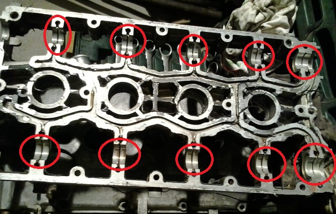 Размещение рабочих поверхностей на корпусе распредвалов под шейки валов ГРМ двигателя ВАЗ-21126 Лада Гранта (ВАЗ 2190)