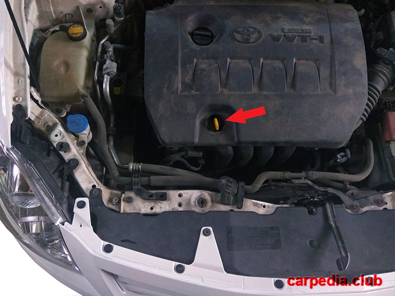 Расположение контрольного щупа для проверки уровня моторного масла Toyota Auris