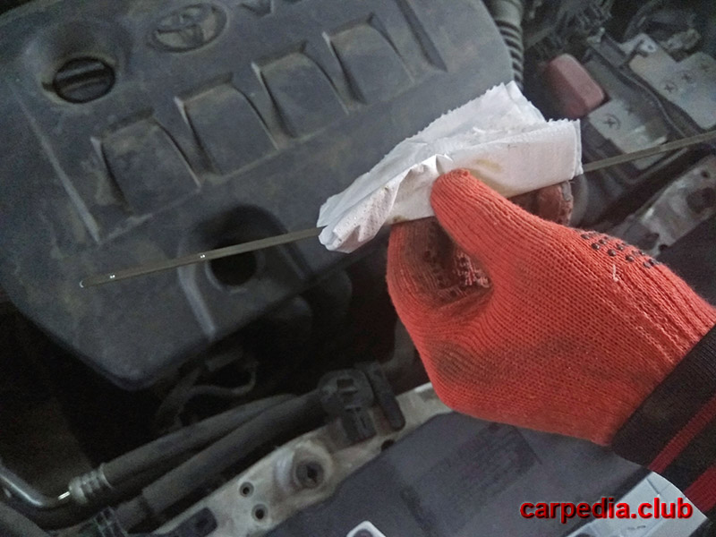 Очистка щупа от моторного масла Toyota Auris