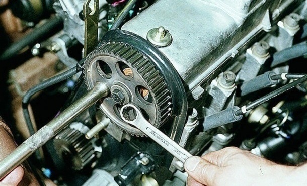 Откручивание болта крепления шкива распредвала 8-клапанного двигателя Лада Гранта (ВАЗ 2190)