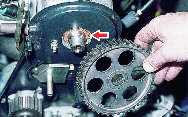 Снятие шкива распределительного вала 8-клапанного двигателя Лада Гранта (ВАЗ 2190)