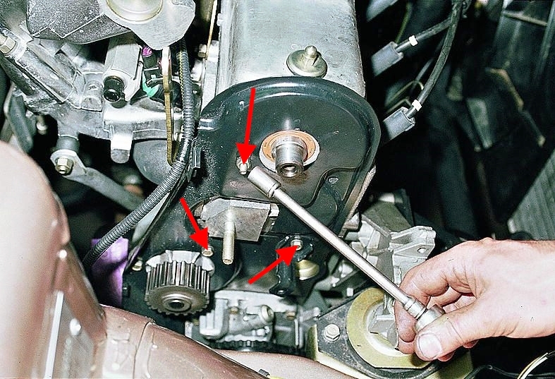 Откручивание болтов и гайки крепления задней крышки ремня ГРМ 8-клапанного двигателя Лада Гранта (ВАЗ 2190)