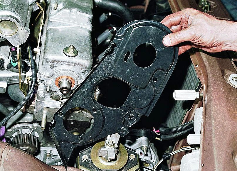 Снятие задней крышки ремня привода ГРМ 8-клапанного двигателя Лада Гранта (ВАЗ 2190)