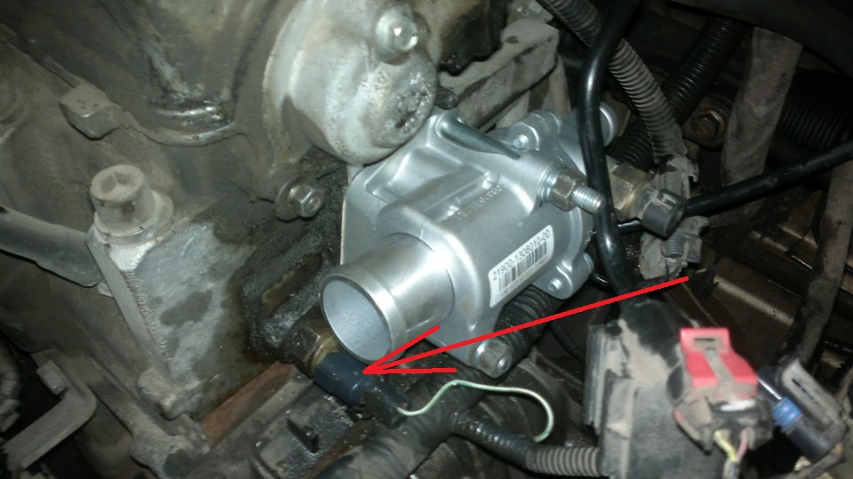 Размещение провода от датчика указателя температуры охлаждающей жидкости 8-клапанного двигателя Лада Гранта (ВАЗ 2190)