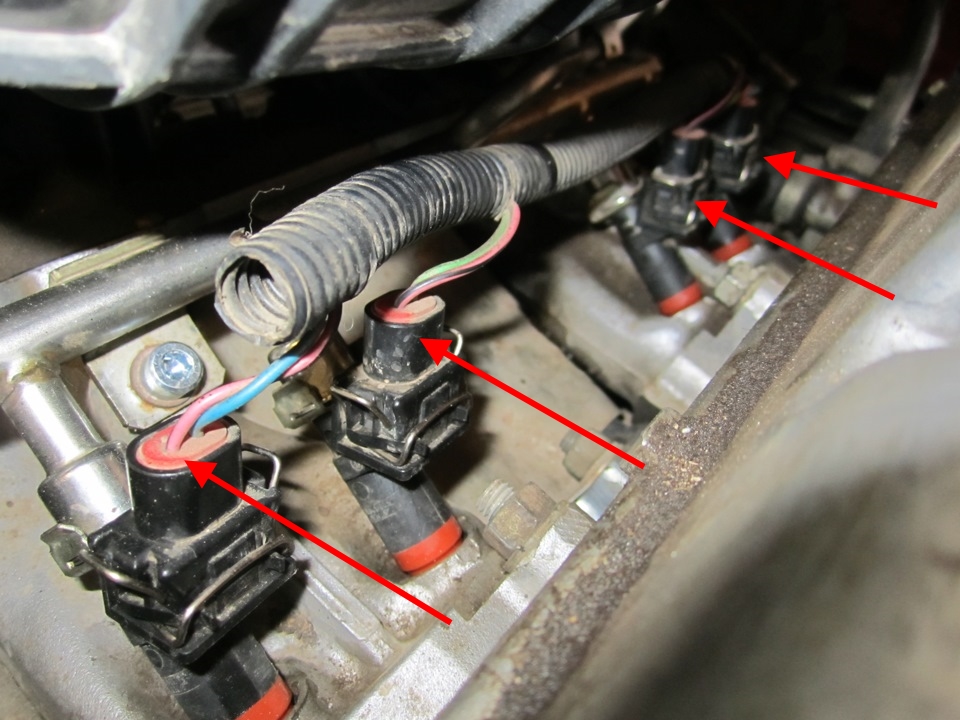Размещение разъемов проводов форсунок двигателя Лада Гранта (ВАЗ 2190)