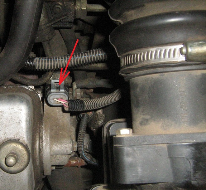 Отсоединение колодки проводов от датчика фазы газораспределения 8-клапанного двигателя Лада Гранта (ВАЗ 2190)