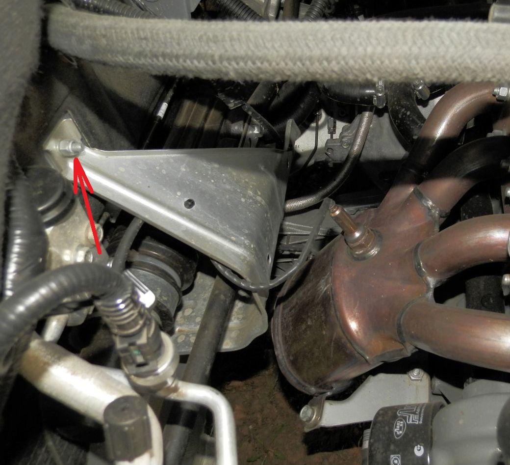 Размещение верхней гайки крепления теплоизоляционного щитка рулевого механизма двигателя ВАЗ-21126 Лада Гранта (ВАЗ 2190)