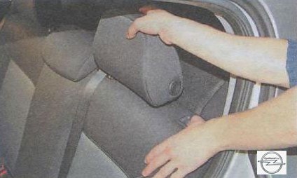 Опускание подголовника задних сидений на автомобиле Opel Astra