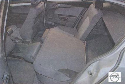 Опускание левой спинки задних сидений на автомобиле Opel Astra